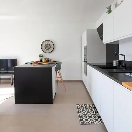 아파트 L17 Arenas 3 Balconies 5mins To The Sea