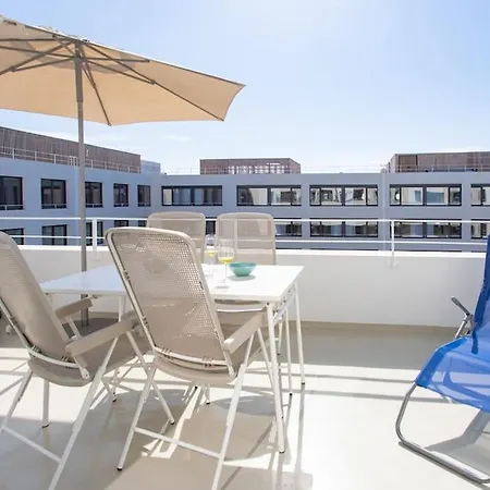 L17 Arenas 3 Balconies 5mins To The Sea 아파트